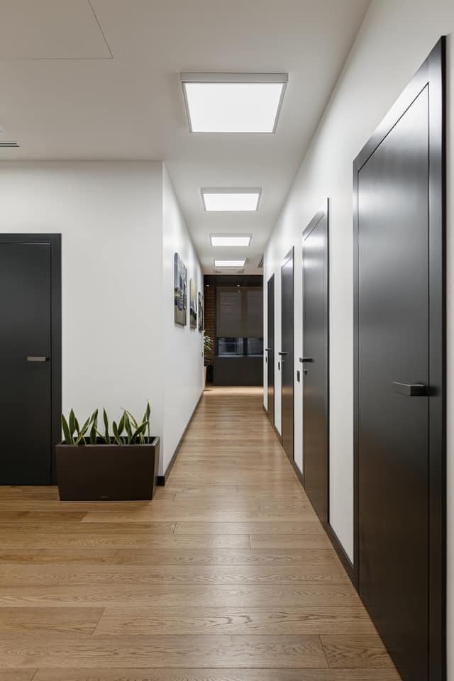 современные коричневые деревянные двери для офиса